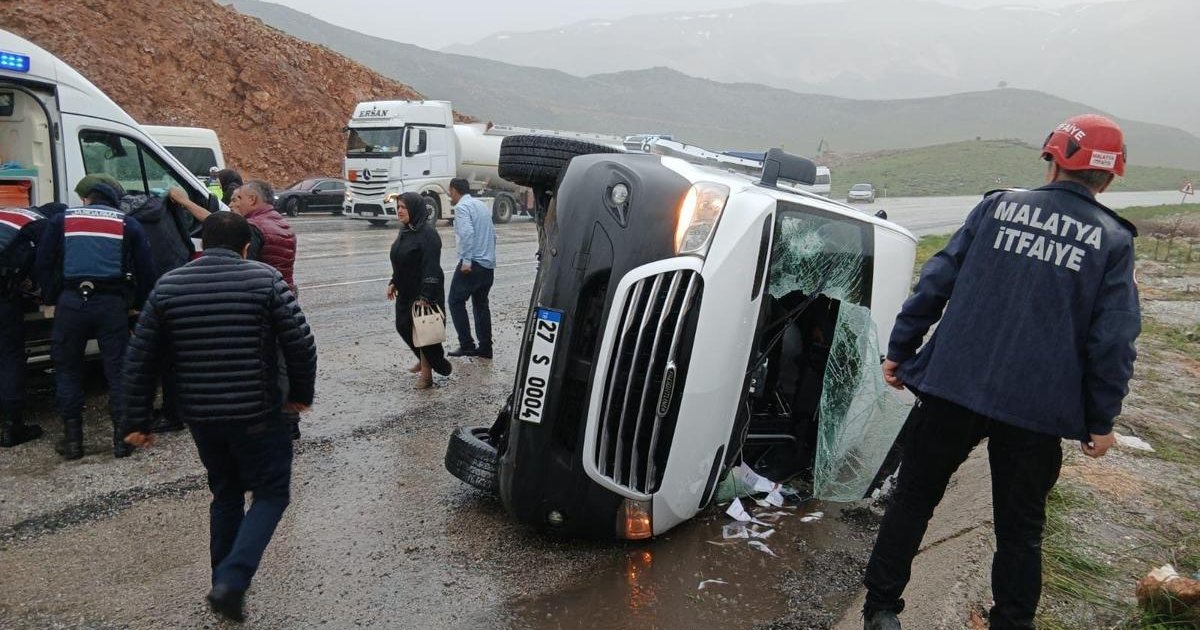 Malatya'da yolcu minibüsü devrildi: 12 yaralı