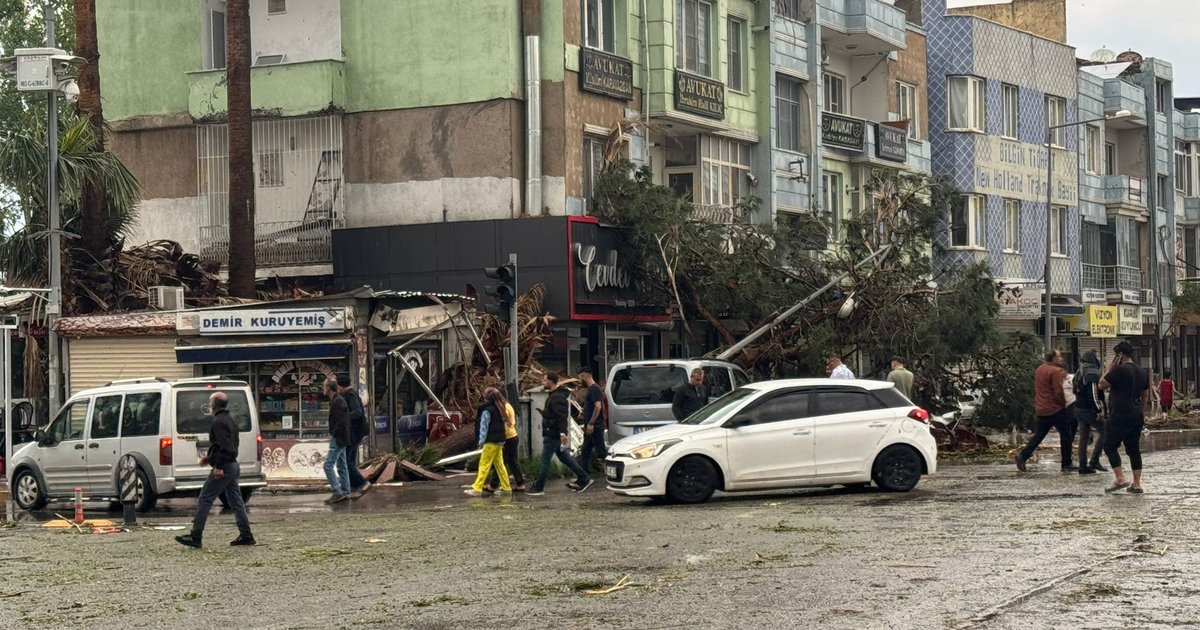 Şanlıurfa'da fırtına: Minare yıkıldı, 1 ölü