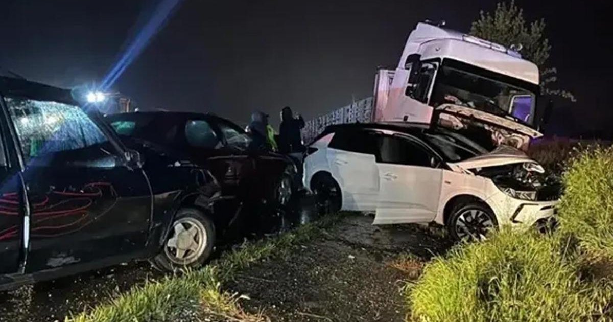 Uşak'ta zincirleme kaza: 4 ölü, 17 yaralı
