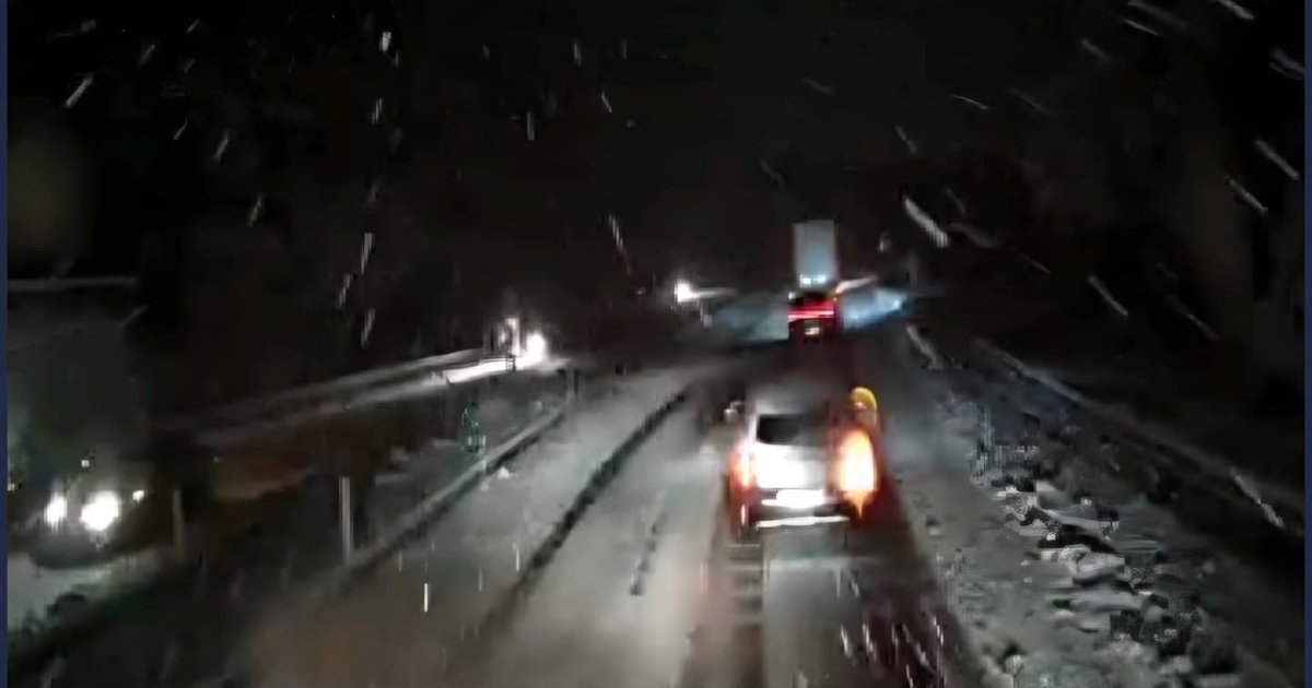 Afyonkarahisar'da kar yağışı etkili oldu, yollar kapatıldı