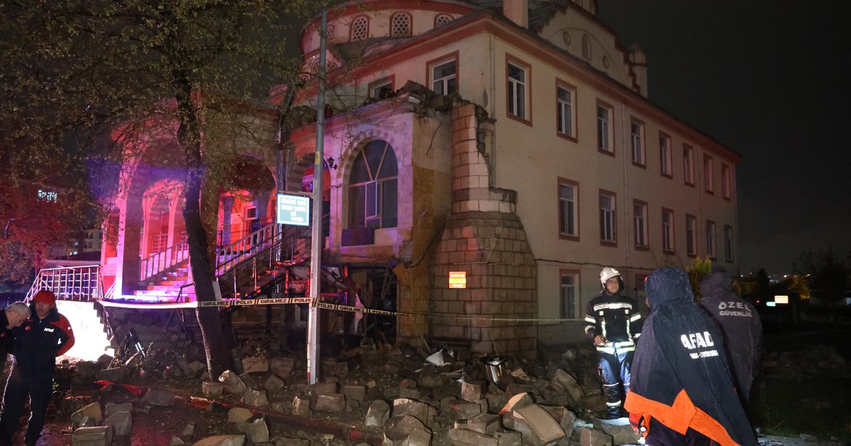 Elazığ'da yıldırım caminin minaresine isabet etti