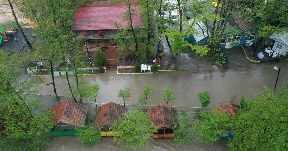 Kocaeli'de derenin taşması sonucu iş yerleri tahliye edildi
