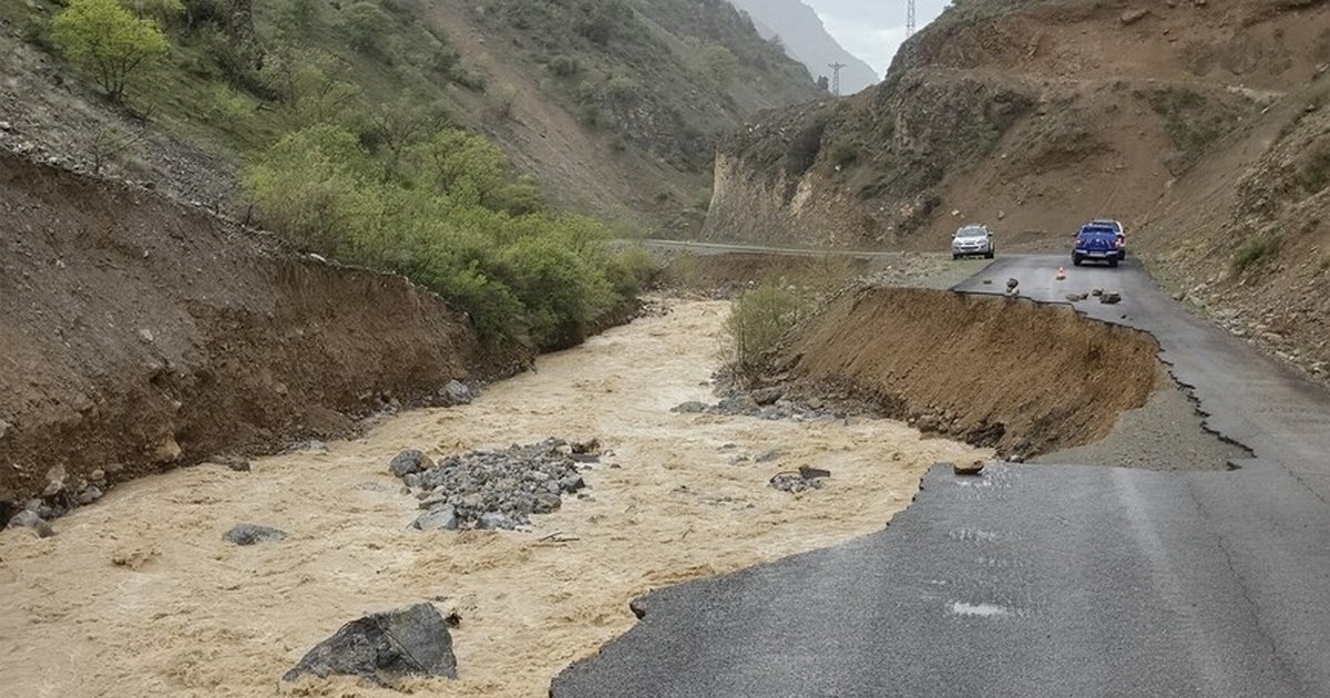 Erzincan'da heyelan: Kemaliye-Başbağlar yolu kapandı