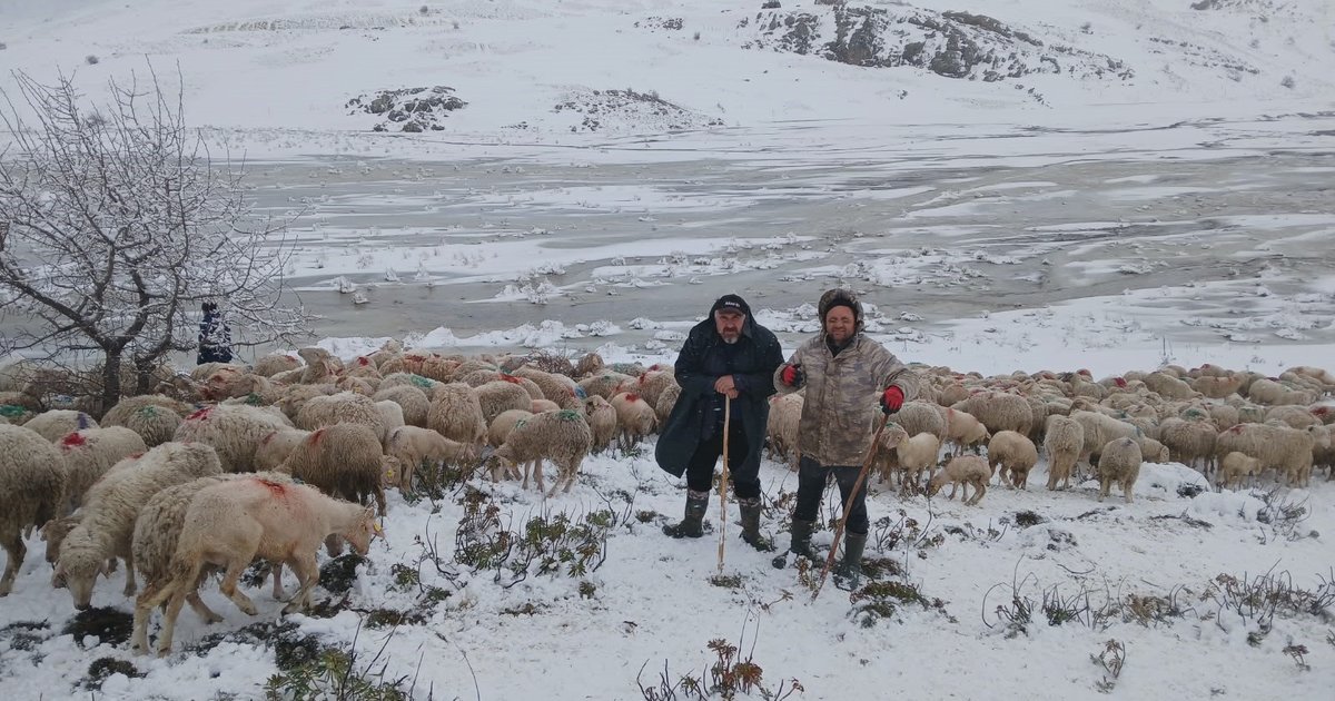 Tipi ve heyelan 2 çobanı mahsur etti