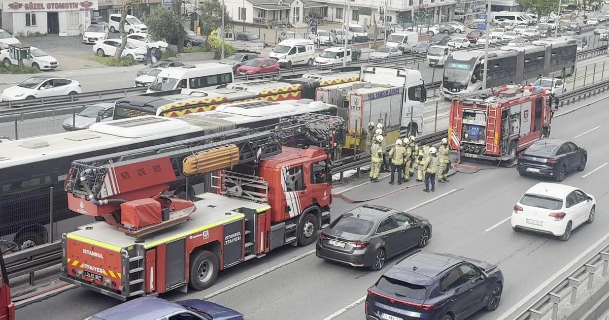 Avcılar'da metrobüs yangını! Seferlerde aksama