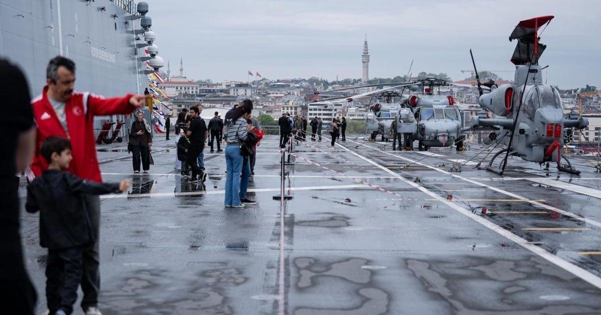 TCG Anadolu vatandaşlardan yoğun ilgi gördü