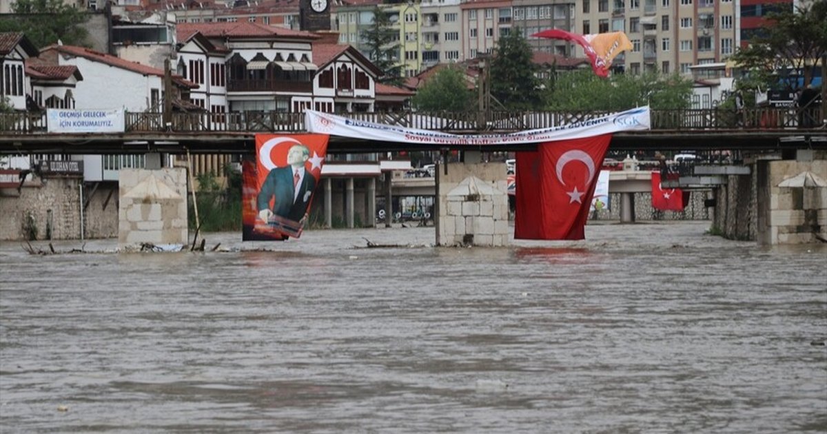 Amasya'da sağanak Yeşilırmak'ın debisini yükseltti