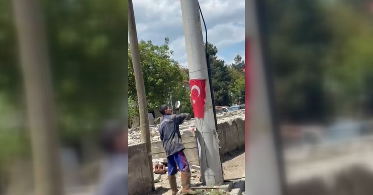 Jandarma Personeli Selden Etkilenen Havza'da Bayrak Direği Astı