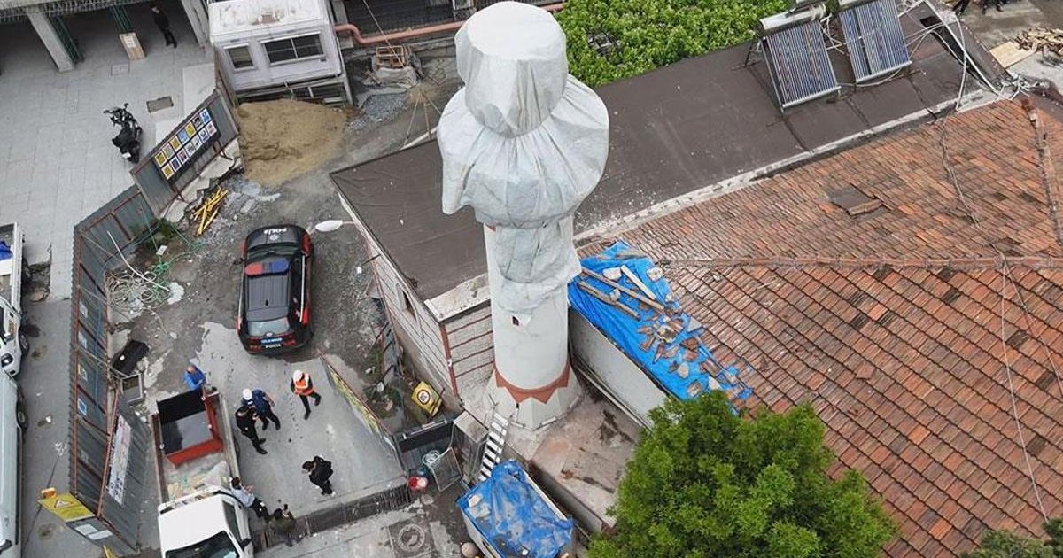 Tarihi caminin minaresi vinç çarpması sonucu yıkıldı