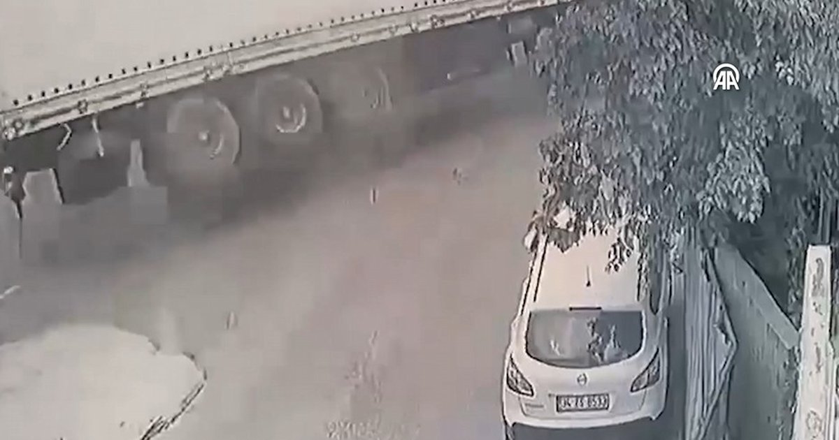 Başakşehir'de tır kazası: 2 araç zarar gördü