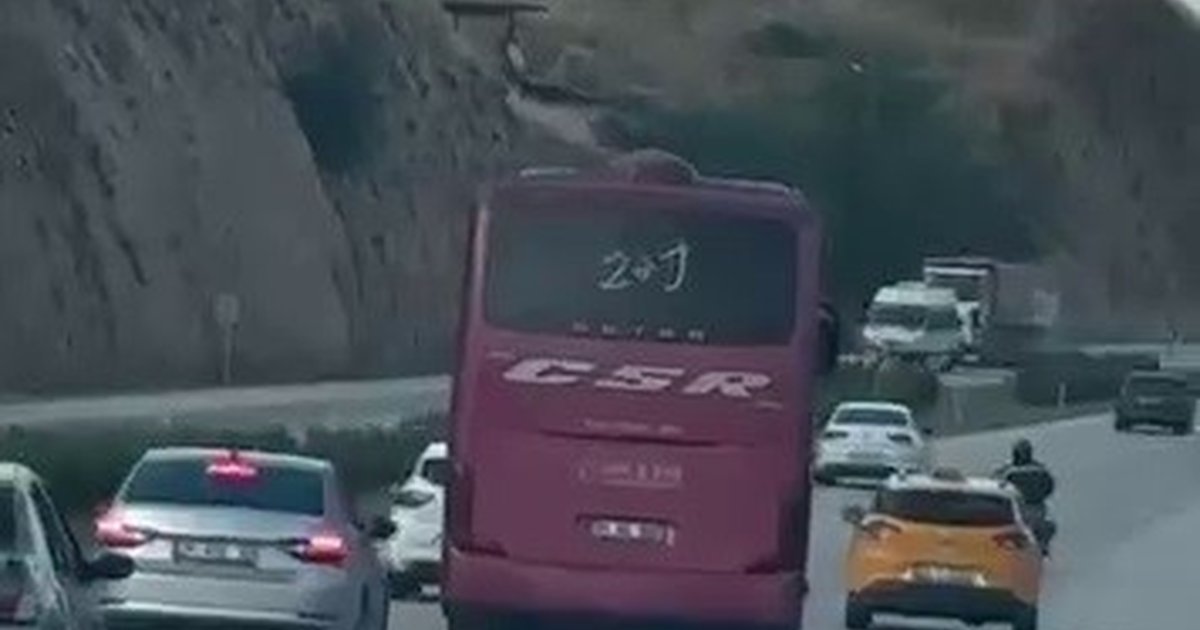 Kornaya basarak otomobilleri sollayan otobüs trafiği tehlikeye düşürdü