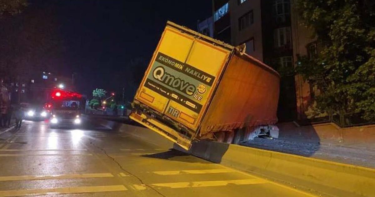 Küçükçekmece'de TIR Refüjde Asılı Kaldı