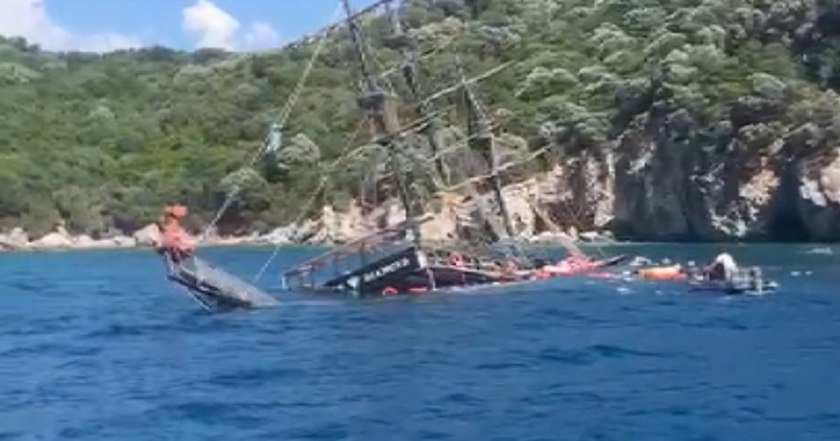 Marmaris'te tur teknesi battı, yolcular sağ salamat kurtuldu