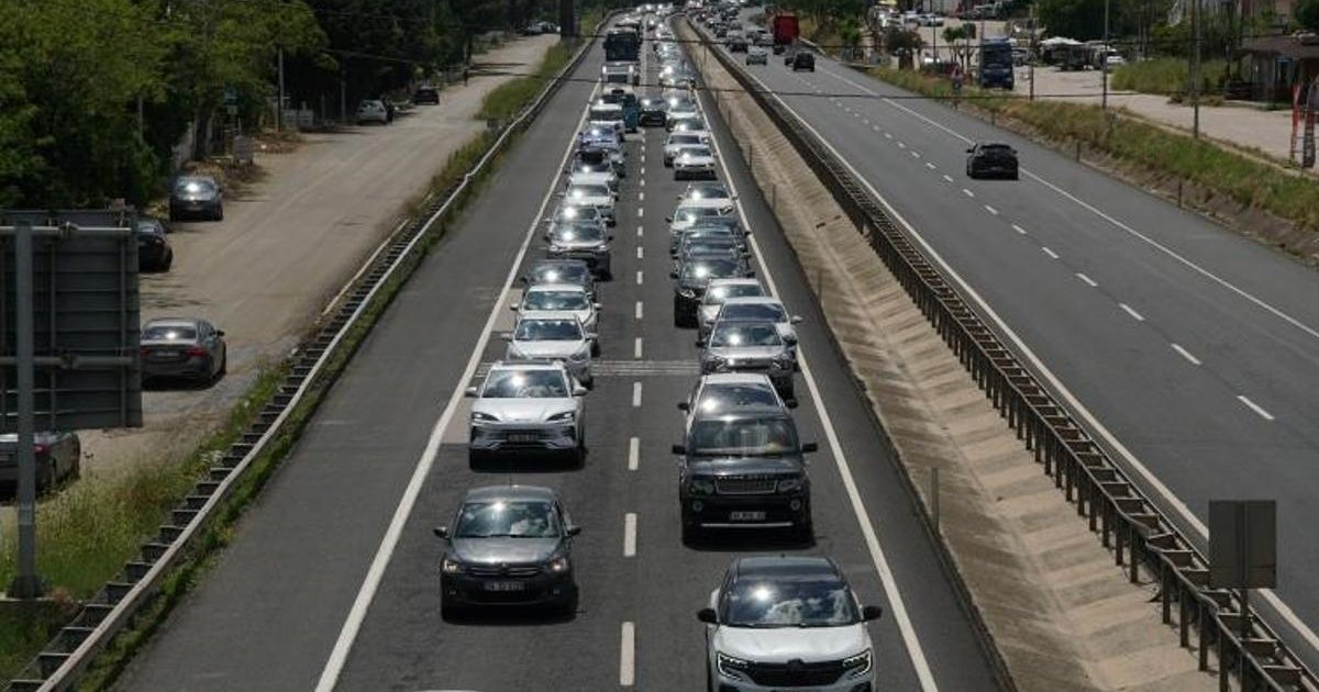 Bayram dönüşü İstanbul yolunda trafik yoğunluğu