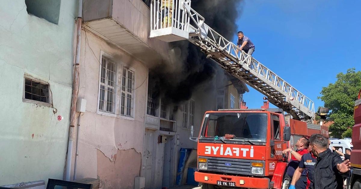 Isparta'da ev yangını: 6 kişi merdivenle kurtarıldı
