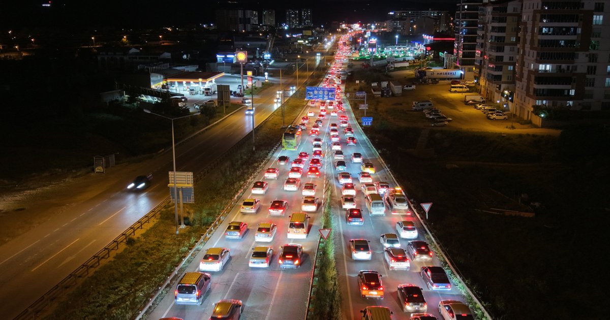 Tatilciler Dönüş Yolunda: Trafik Yoğunluğu Arttı