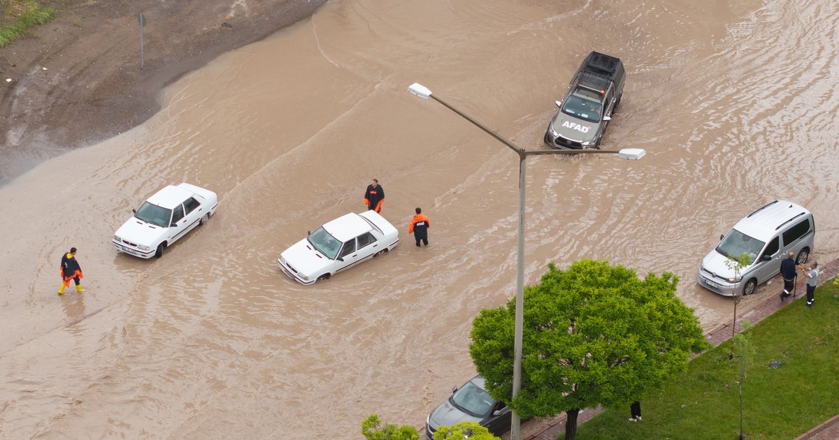Sağanak yağışlar cana mal oldu: 1 ölü, çok sayıda yaralı