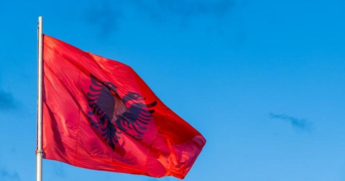 Arnavutluk'ta Trump Ailesi Krizi: Binlerce Kişi Sokakta