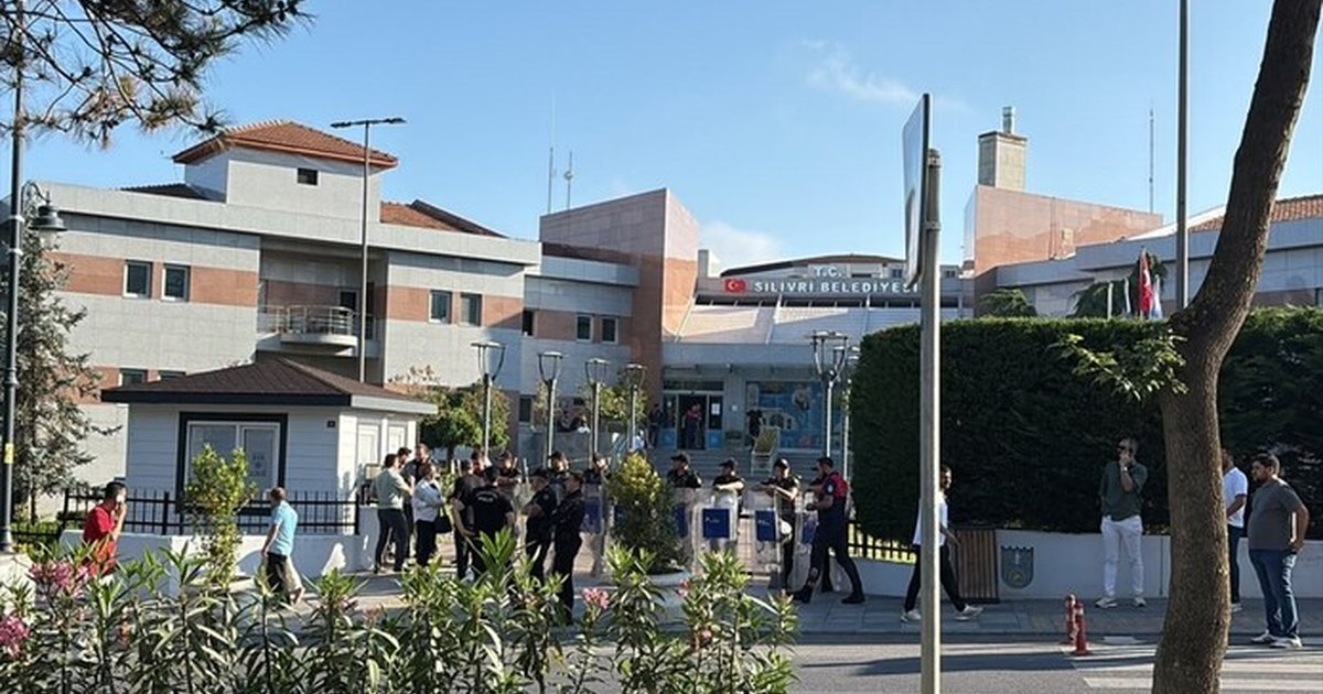 Silivri Belediyesi'ne operasyon: 17 gözaltı