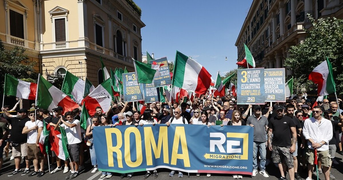 Roma'da ultra aşırı sağcılar göçmenlere karşı yürüdü