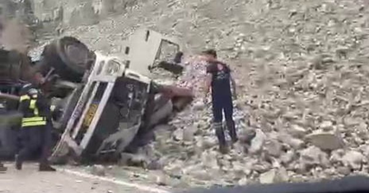 Erzurum-Artvin yolunda TIR'dan atlayan sürücü öldü