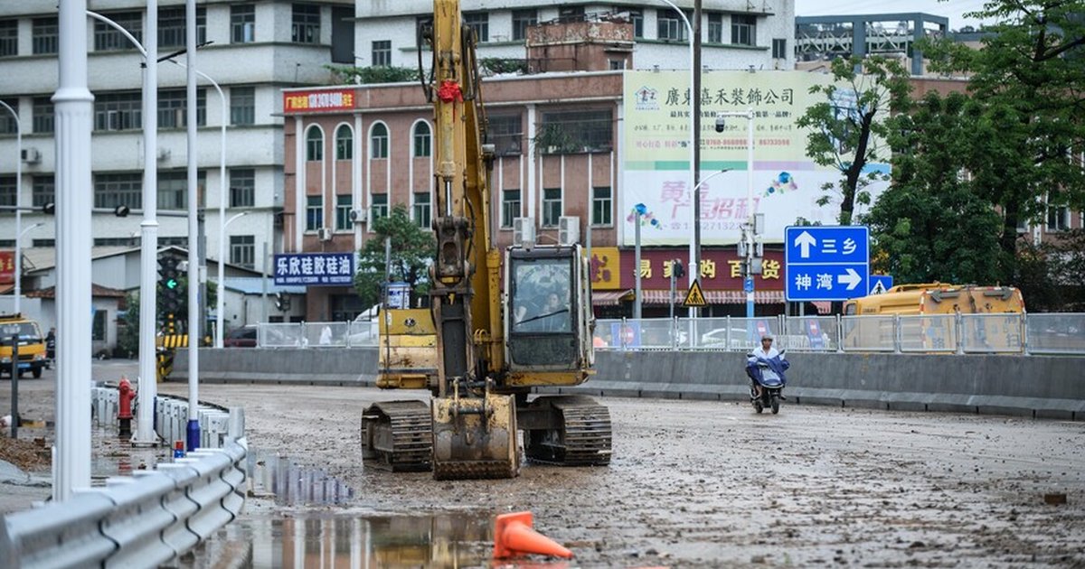 Çin'in güneyinde şiddetli sağanak uçuşları iptal etti