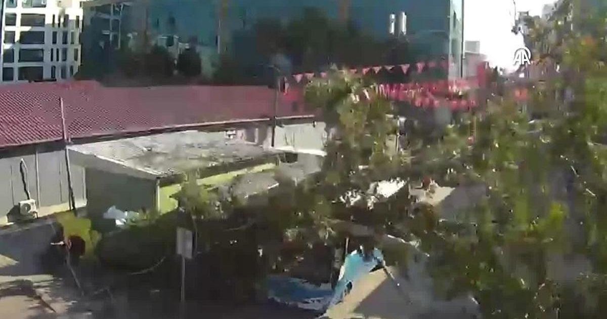 Osmaniye'de ağaç otobüsün üzerine devrildi