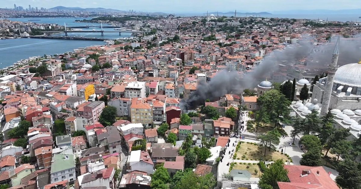 Balat'ta motosiklet tamirhanesinde yangın