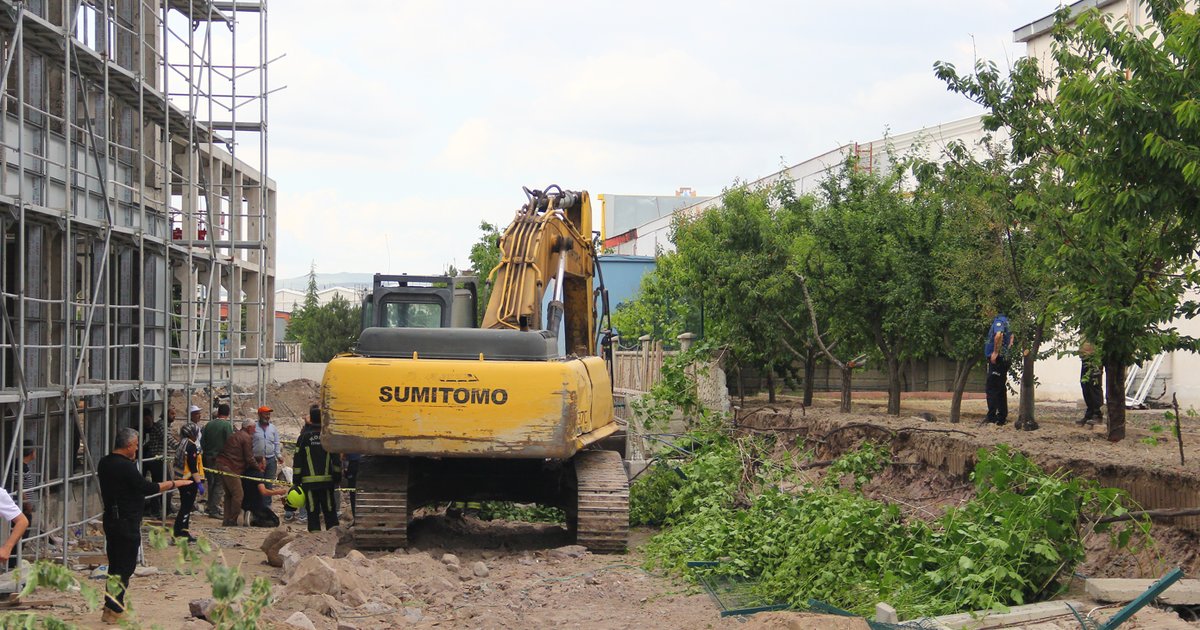 Kayseri'de fabrika bahçe duvarı işçinin üzerine devrildi