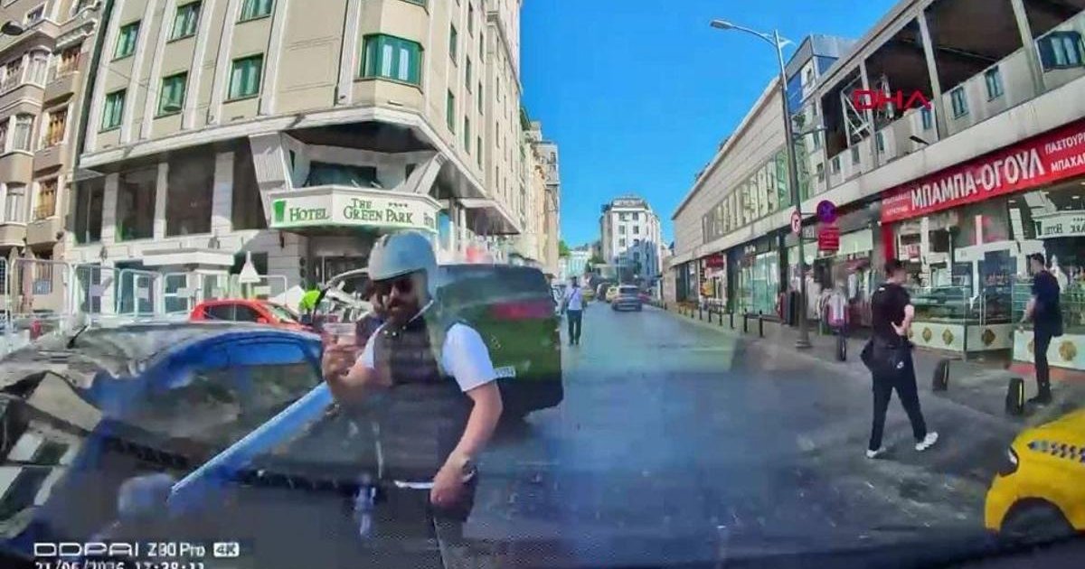 Beyoğlu'nda yol verme kavgası: Motosikletli tehdit etti