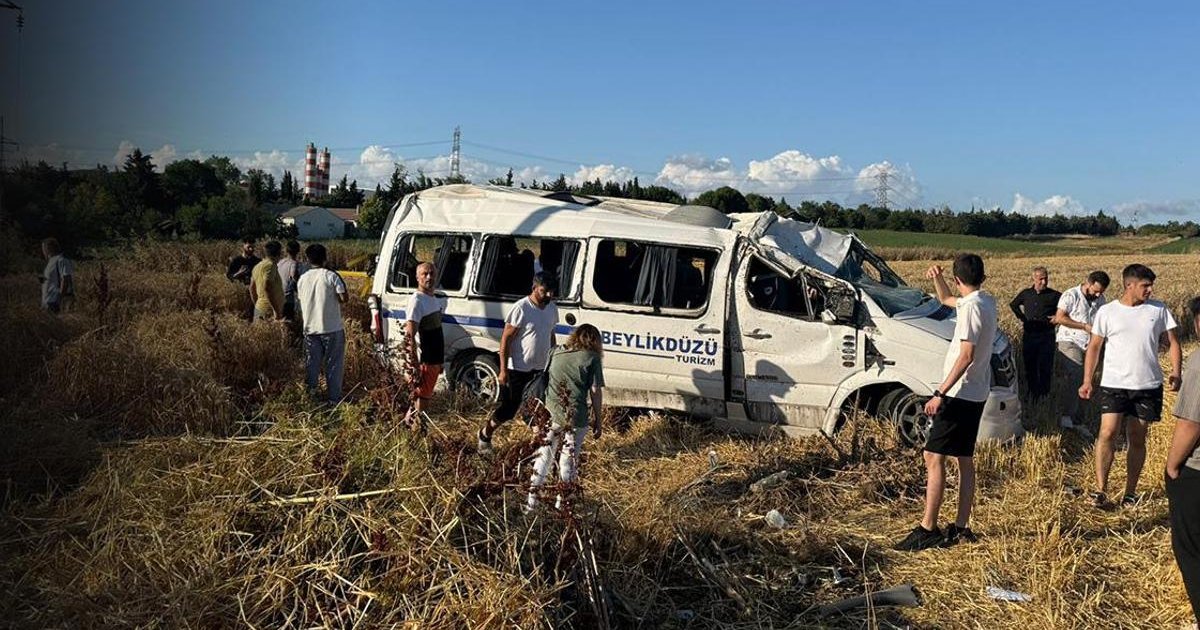 Silivri'de feci kaza: Minibüs otluk alana uçtu