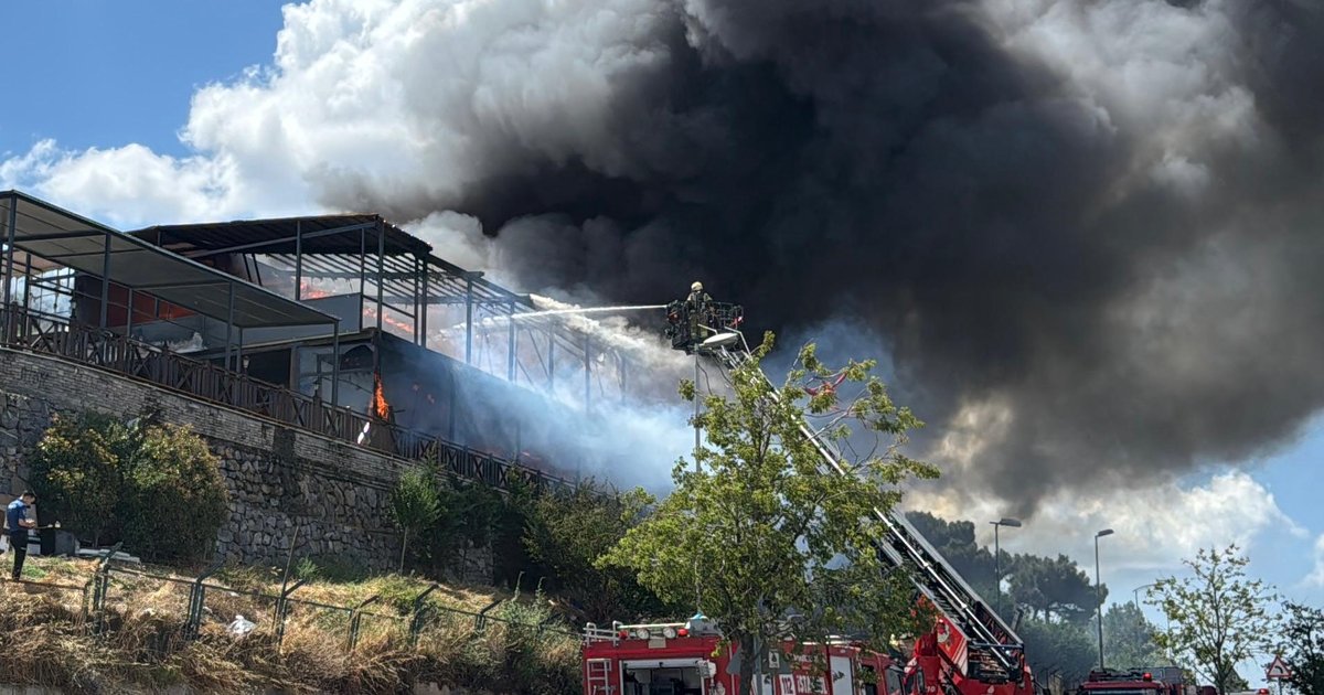 Maltepe'de Restoranda Yangın Çıktı, İtfaiye Müdahale Etti