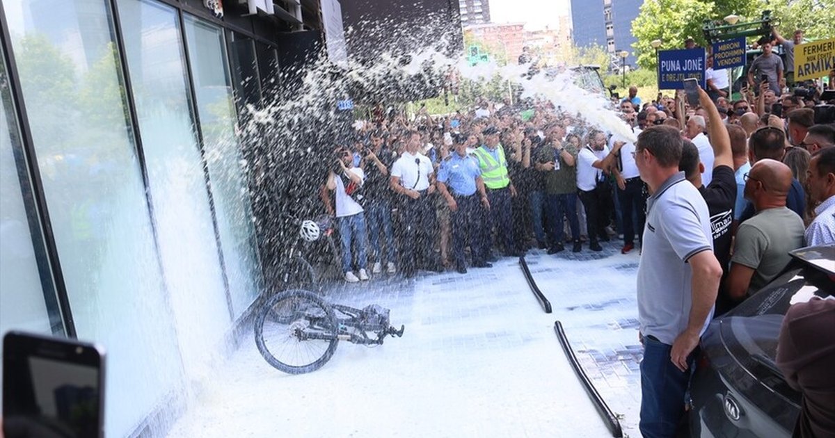 Kosova'da süt üreticileri protesto için süt döktü