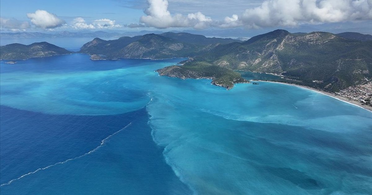 Fethiye'de sağanak sonrası Ölüdeniz turkuaz renge büründü