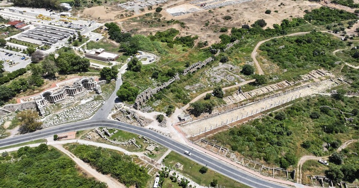 Side Antik Kenti'nde antik cadde gün yüzüne çıkarıldı