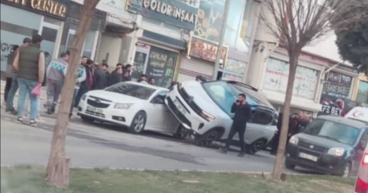 Mardin'de araç kadın öğretmene çarptı: Kaza anı kamerada