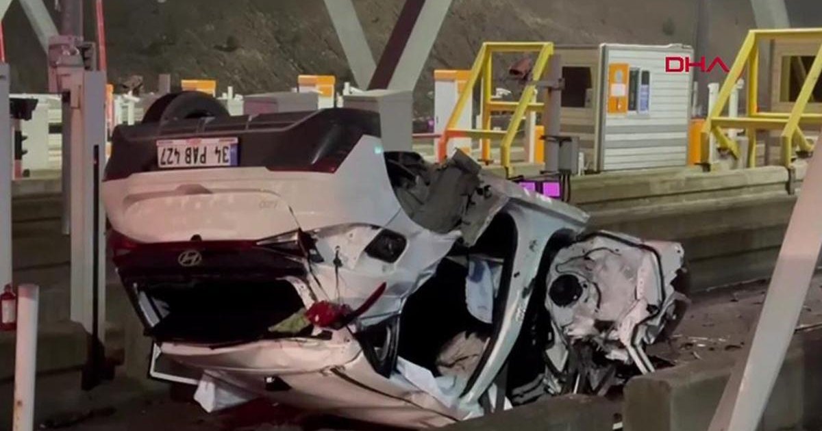 Pendik'te Gişelere Çarpan Araçta 2 Kişi Yaralandı