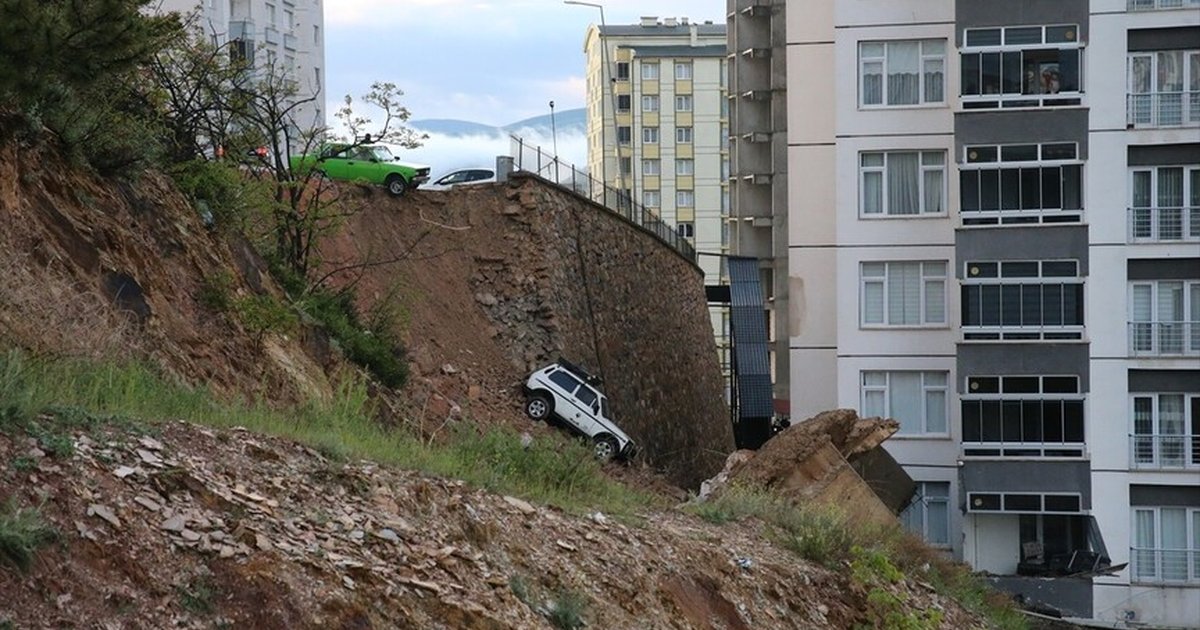 Tokat'ta sitenin istinat duvarı çöktü: Araçlar zarar gördü