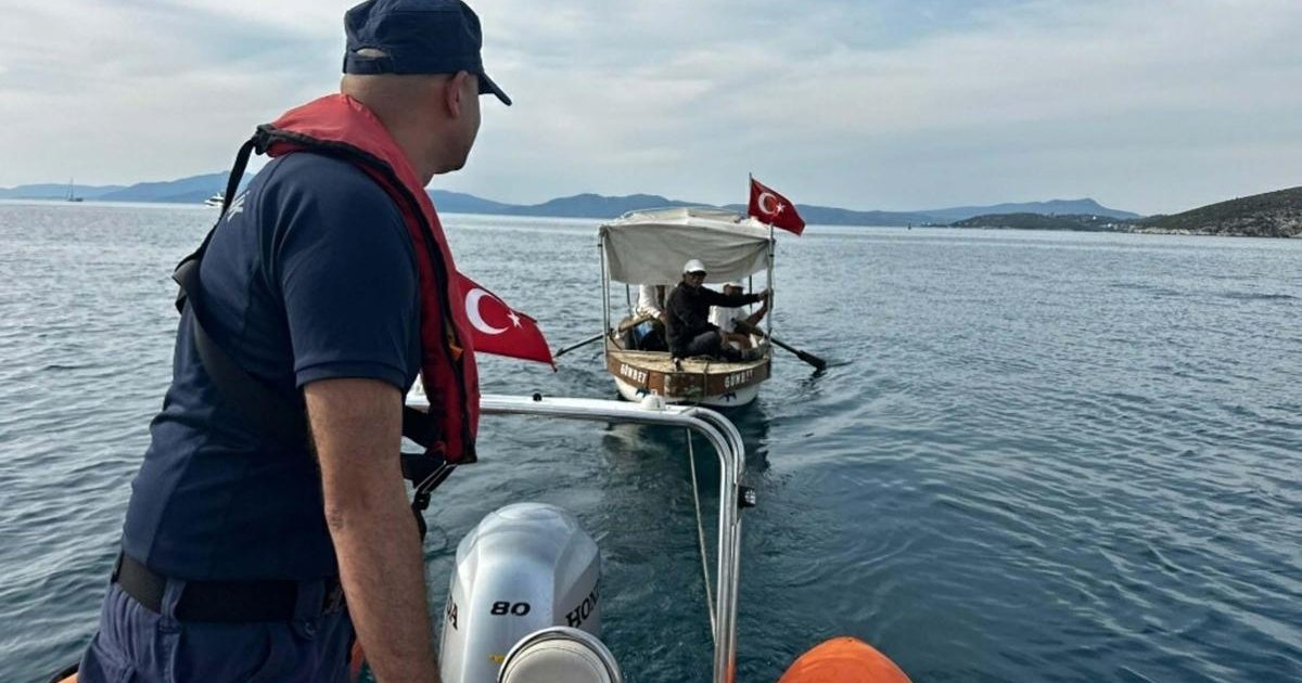 Kuşadası'nda motor arızalı teknede 3 kişi kurtarıldı