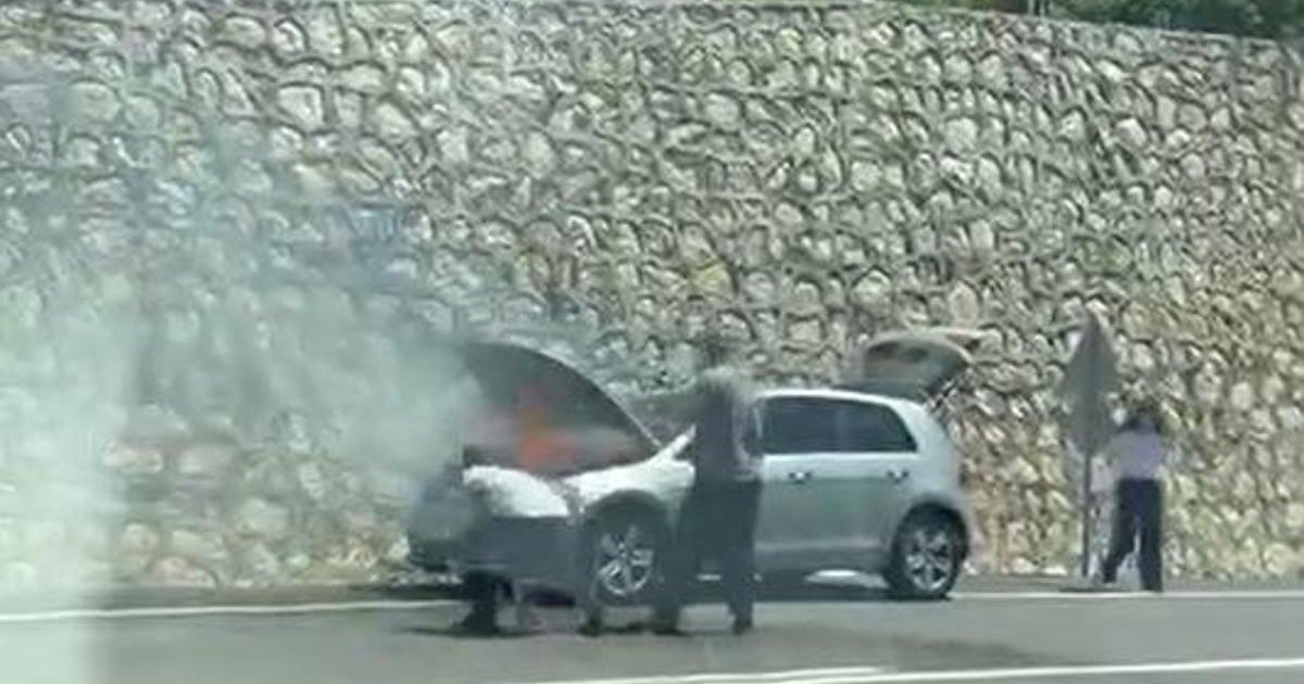 Mersin'de otomobil yangını sürücü tarafından söndürüldü