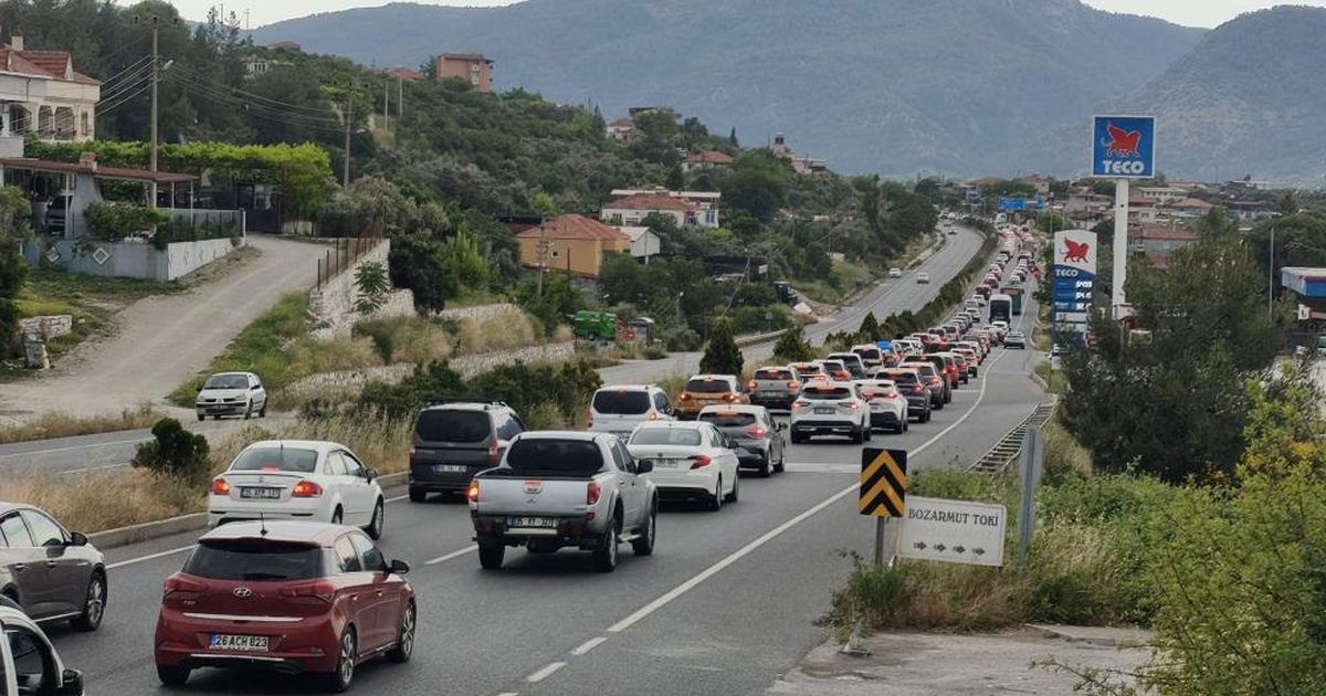 Muğla'da tatilci akını: 22 km araç kuyruğu