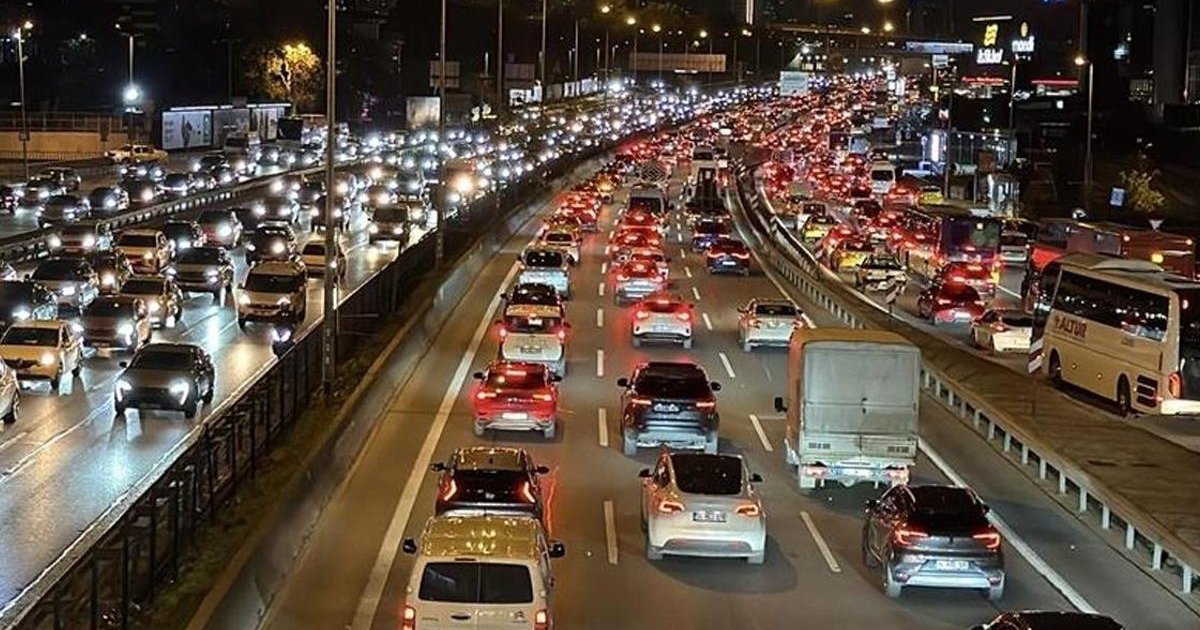 İstanbul'da trafik yoğunluğu iftar öncesi yüzde 83'e çıktı