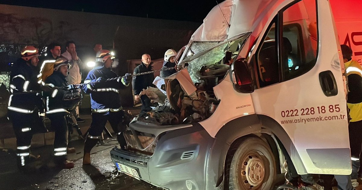 Eskişehir'de Minibüs Tıra Arkadan Çarptı: 2 Ağır Yaralı
