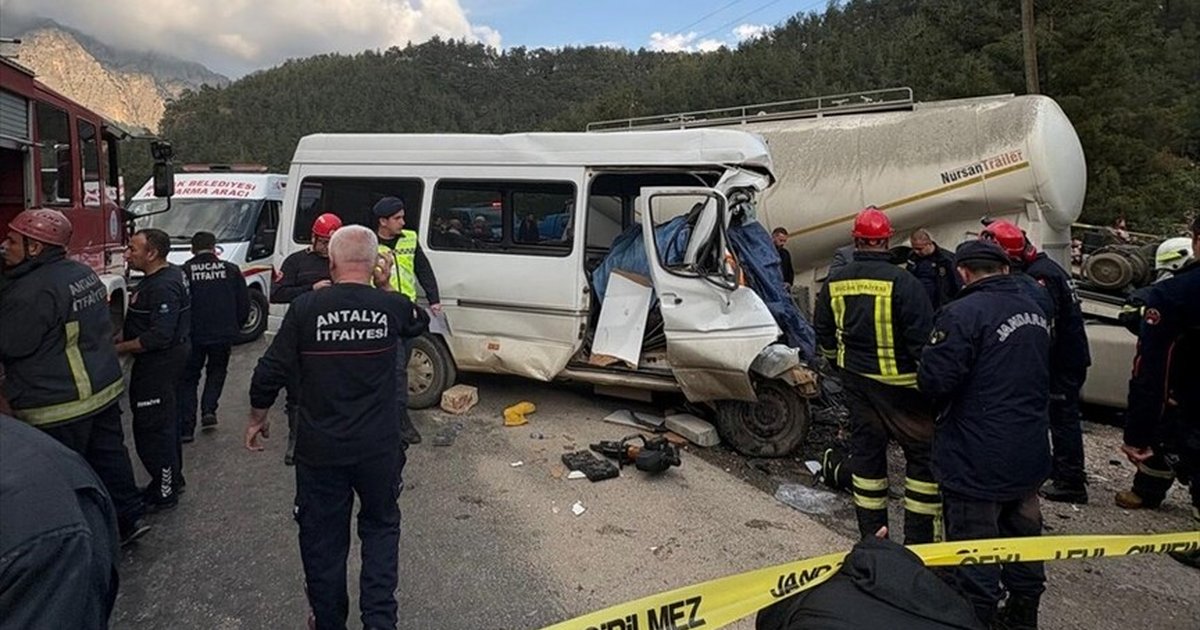 Burdur'da minibüsle beton mikseri çarpıştı: 6 ölü, 4 yaralı