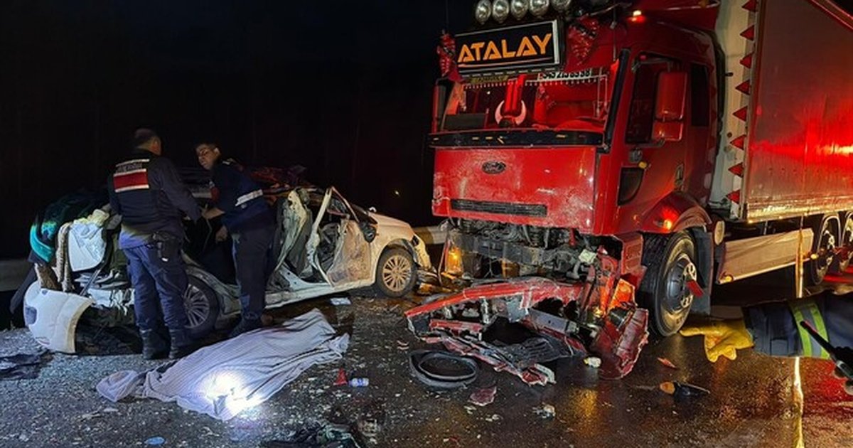 Burdur'da otomobil ile kamyon çarpıştı: 1 ölü, 4 yaralı