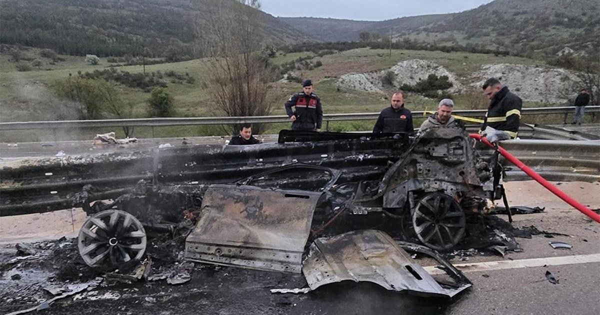 Afyonkarahisar'da Bariyere Çarpan Otomobil Alev Aldı