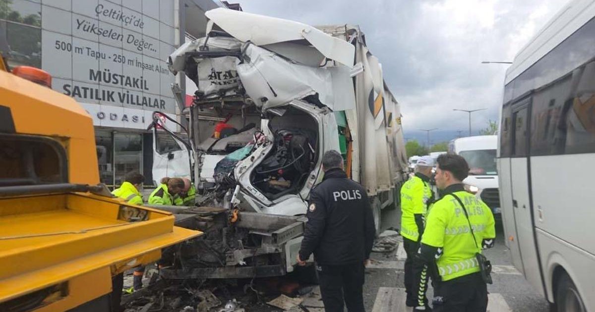 Kırmızı Işıkta TIR'ın Tankere Çarpması: 1 Ölü
