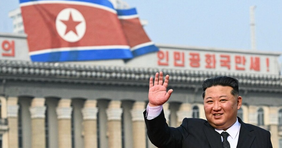 Kim Jong-un, yeni obüs taşıyıcısını inceledi
