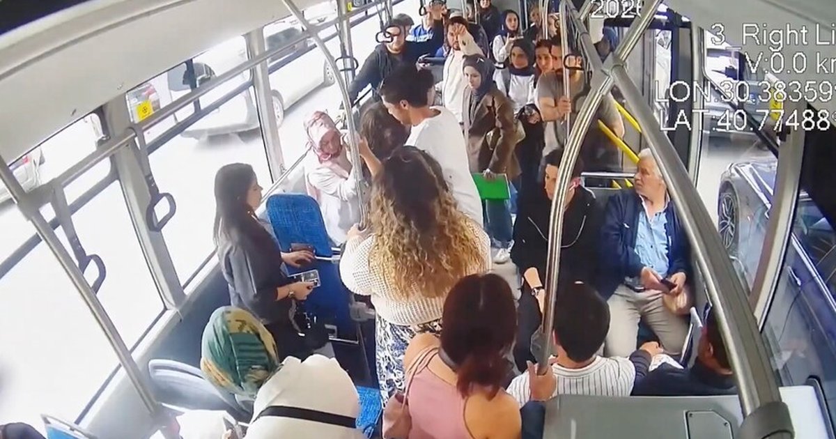 Sakarya'da otobüs şoförü hastalandı, araç içi kamera görüntüleri