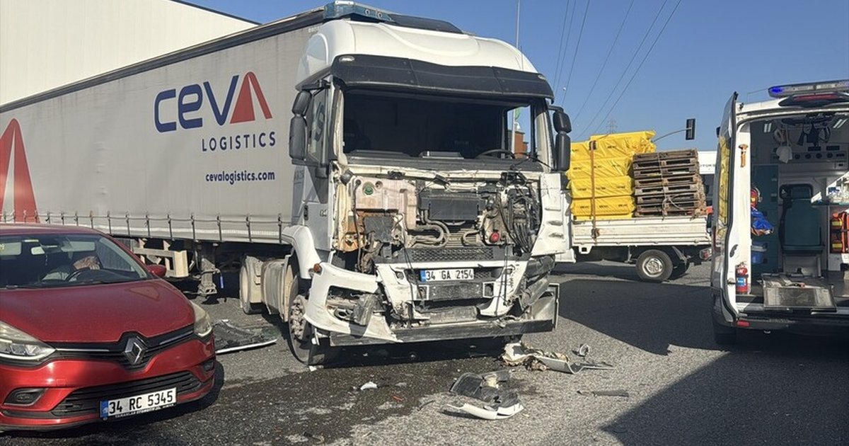 Kocaeli'de işçi servisi ile tır çarpıştı: 8 yaralı